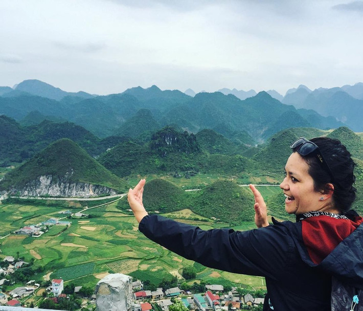 Núi đôi Quản Bạ còn có tên gọi là Núi Đôi hoặc Núi Cô Tiên. Núi được hình thành từ quá trình vận động của thềm lục địa vỏ Trái Đất, sự đứt gãy của các khối núi đá vôi. Đây là nơi chuyển tiếp giữa địa tầng đá vôi với núi đất, chu vi của hai ngọn núi gần 1.000 m2, diện tích xấp xỉ 3,6 ha. Ảnh: Khám phá Di sản.