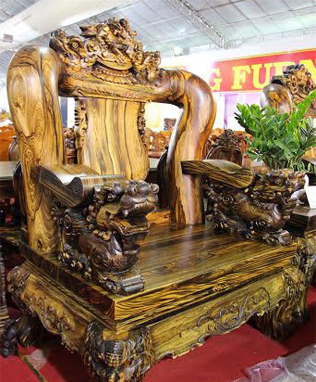 Một vị đại gia Sài Gòn (giấu tên) đã chi số tiền 2,2 tỷ đồng để sở hữu bộ bàn ghế kỳ lân này.
