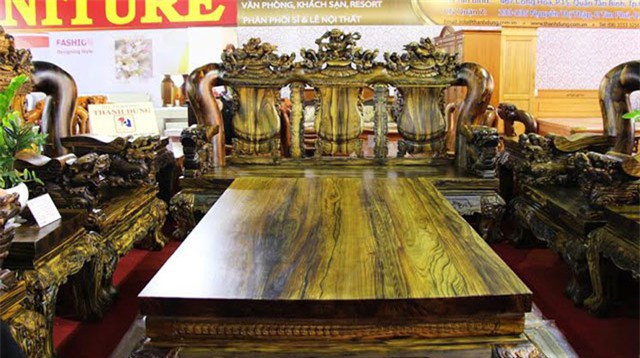 Bộ bàn ghế có tổng trọng lượng gần 7 tấn, được chế tác từ hơn 10 khối gỗ mun sọc và có kích thước khổ gỗ lớn nhất. Đây cũng là một trong những bộ bàn ghế gỗ mun sọc có kích thước lớn nhất từ trước đến nay trong ngành nội thất Việt Nam.
