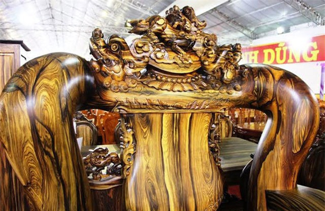 Bốn ghế đơn có chiều cao 210cm, chiều ngang 180cm (mặt dày nguyên khối 8cm có trọng lượng gần 1 tấn); 1 băng ghế chính có chiều dài 340cm, chiều cao 230cm (mặt dày 8cm, có trọng lượng 1,8 tấn).