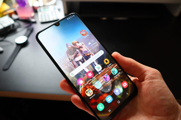 Samsung Galaxy M31 giảm 2 triệu đồng, giá còn khoảng 4,69 triệu đồng tại Tiki. Máy có màn hình Infinity-U 6,4 inch, thân máy cứng cáp với thiết kế bóng bẩy. Điểm cộng lớn của smartphone này là dung lượng pin 6.000 mAh, chế độ sạc nhanh 15 W, RAM 6 GB và bộ xử lý Octa-core mạnh mẽ. Nhờ đó, anh em có thể “chiến” game hàng giờ đồng hồ mà không lo gián đoạn giữa trận đấu.