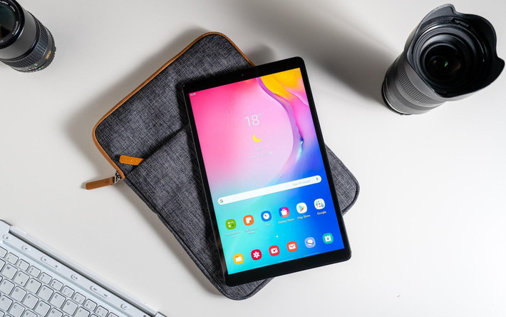 Samsung Galaxy Tab A8 Plus P205 hiện được ưu đãi còn khoảng 4,99 triệu đồng tại Tiki. Máy có thiết kế gọn nhẹ, dày 7,5 mm, màn hình tỷ lệ 4:3 phù hợp đọc sách, tạp chí online, báo điện tử hoặc lướt web. Mọi người có thể tận hưởng trải nghiệm viết, vẽ như thật nhờ bút S Pen trang bị cùng máy. Camera trước 5 MP và camera sau 8 MP bắt trọn mọi khoảnh khắc với độ sắc nét cao.