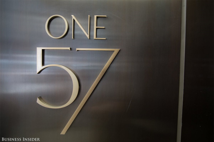 One57 nằm giữa những trung tâm giải trí, những địa điểm du lịch thu hút, những nhà hàng dành cho giới thượng lưu và đại lộ mua sắm huyền thoại Fifth Avenue.