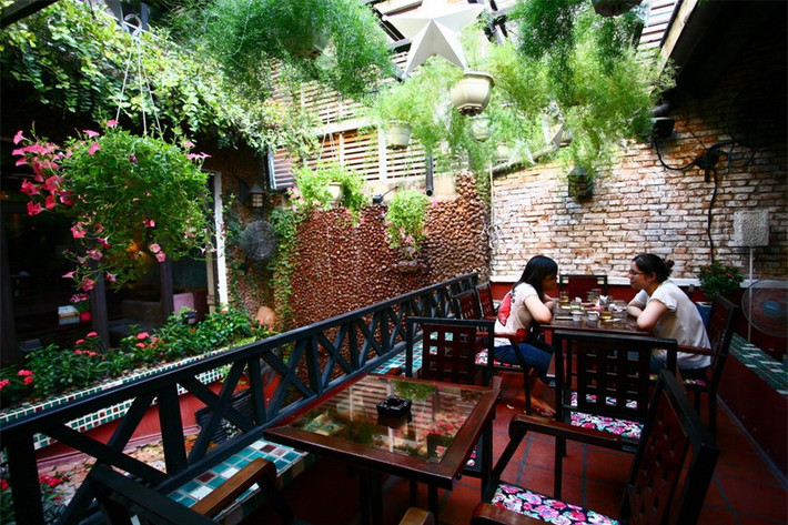 Chỗ ngồi bên khoảng sân trong - giếng trời này là chỗ ngồi được ưa thích ở quán.