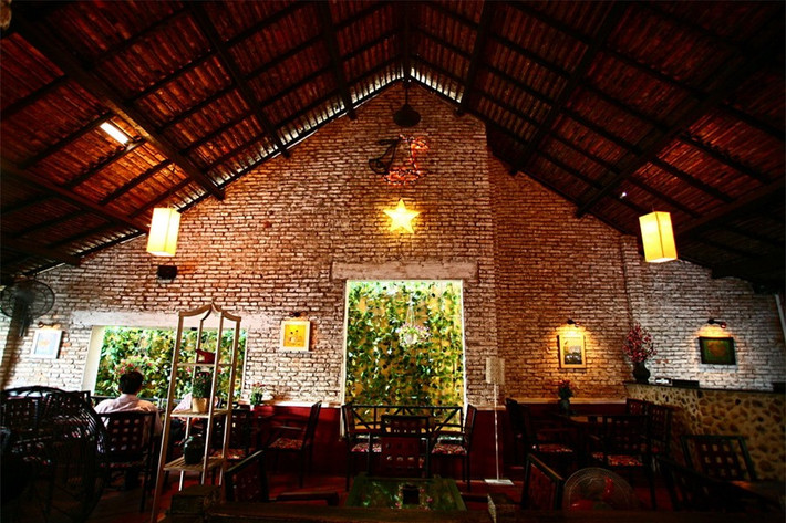 Kiến trúc cũ ấn tượng với những bức tường gạch trần và bộ mái dốc lớn. Không gian xưa cũ gợi nét thâm trầm.