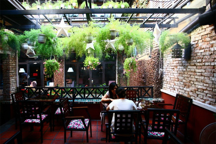 Phía sau quán có một khối kiến trúc khác xây sau, liên hệ với khối nhà chính phía trước qua một khoảng sân trong.