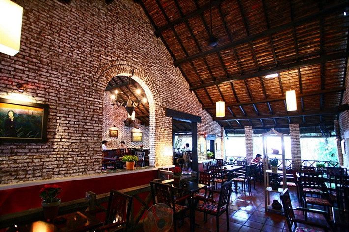 Kiến trúc này có hai gian hai bên, thông qua một ô cửa cuốn vòm tuyệt đẹp. Các mặt tường hướng ra ngoài đều mở trống không có cửa.