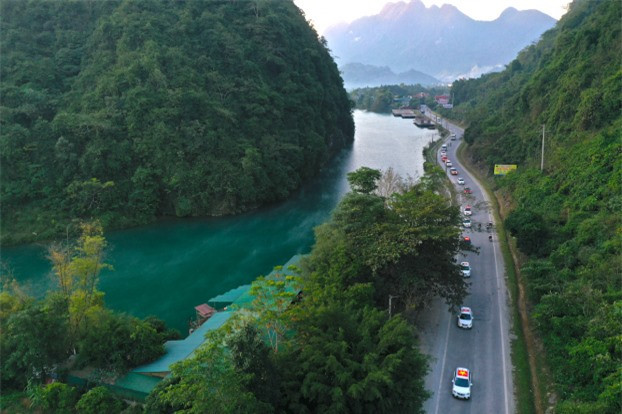br/> Ngày thứ 2 trong chuyến caravan lớn nhất của cộng đồng yêu xe Việt, hàng trăm VinFaster đã đi qua những cung đường đẹp đến nao lòng của Hà Giang.