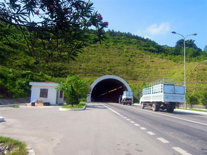 Đèo Ngang được ví là con đèo lịch sử đã đi vào ca dao, huyền thoại. Ảnh: Đào Việt Dũng.