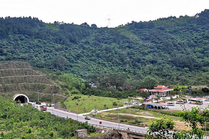 So với đèo Hải Vân, đèo Ngang thua kém về mức độ hiểm trở, nhưng hơn hẳn về vẻ thơ mộng. Chính vì vậy, trong chuyến hành trình của nhiều người, đèo Ngang vẫn là địa chỉ khó quên. Ảnh: Che Trung Hieu.
