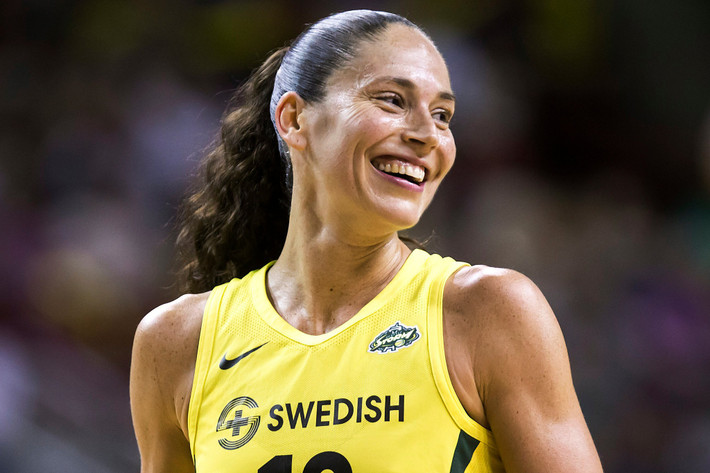 Suzanne Brigit Bird, hay còn được biết đến với cái tên Sue Bird, được công nhận là một trong những cầu thủ vĩ đại nhất trong lịch sử bóng rổ nữ Mỹ. Cô giành 4 huy chương vàng Olympic khi thi đấu cùng đội tuyển vào các năm 2004, 2008, 2012 và 2016. Cùng thời gian đó, Sue cùng đồng đội giành 4 cúp Giải Vô địch Bóng rổ nữ Thế giới (FIBA). Ảnh: Bettina Hansen/The Seattle Times.