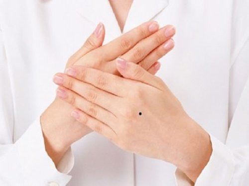 ốt ruồi trên mu bàn tay. Trong nhân tướng học một người có nốt ruồi trên mu bàn tay là người giàu tham vọng, luôn khát khao vươn lên.