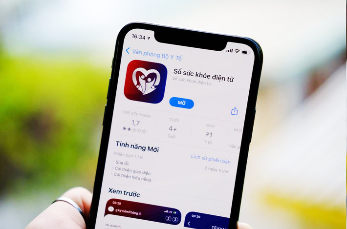 Sổ sức khỏe điện tử là ứng dụng nằm trong nền tảng quản lý tiêm chủng vaccine Covid-19 theo yêu cầu của Thủ tướng Chính phủ, Bộ Y tế, Bộ Thông tin & Truyền thông (Bộ TT&TT) và Ban Chỉ đạo Quốc gia về phòng, chống Covid-19. Nền tảng này hoạt động từ ngày 10/7, toàn bộ quy trình liên quan đến tiêm vaccine được thể hiện thông qua ứng dụng Sổ sức khỏe điện tử, các dữ liệu do Bộ Y tế quản lý và lưu trữ tại cơ sở dữ liệu của Bộ. Ảnh: Xuân Sang.