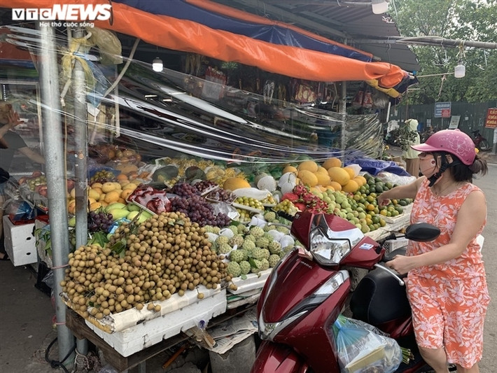 Chị Hoài An, một khách hàng cho biết: "Cam sành tăng giá, đắt đỏ hơn trước nhiều nhưng cả nhà tôi đều đã hình thành thói quen uống nước cam hàng ngày để bổ sung vitamin, tăng cường sức đề kháng phòng chống dịch bệnh Covid-19 nên tôi vẫn mua".