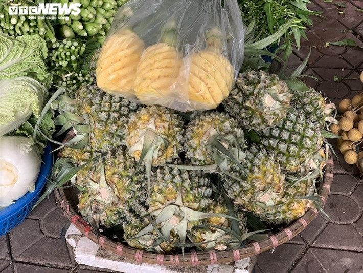 Dứa là một trong những loại quả đang có giá tăng đột biến. Tại chợ Nghĩa Tân (Cầu Giấy), một quả dứa được bán 20.000 đồng, đắt gấp đôi, thậm chí gấp 3 so với trước kia.