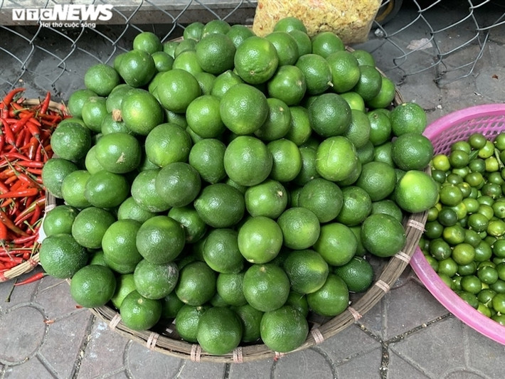 Giá chanh cũng nhích từ 22.000 đồng/kg lên 25.000 đồng/kg. Nếu mua lẻ, người mua có thể phải trả giá cao hơn.