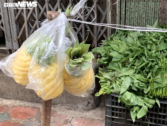 Tại chợ Vĩnh Hồ (phường Thịnh Quang, quận Đống Đa), giá dứa cũng tăng lên 15.000 đồng/quả, trong khi mới hôm qua giá chỉ 8.000-10.000 đồng/quả.