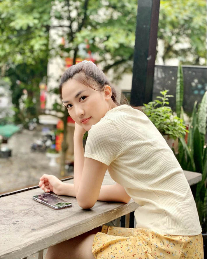 Dù mới 25 tuổi nhưng nữ diễn viên đã góp mặt trong hàng loạt bộ phim đình đám như: Cả một đời ân oán, Những cô gái trong thành phố, Sinh tử, Hoa hồng trên ngực trái.