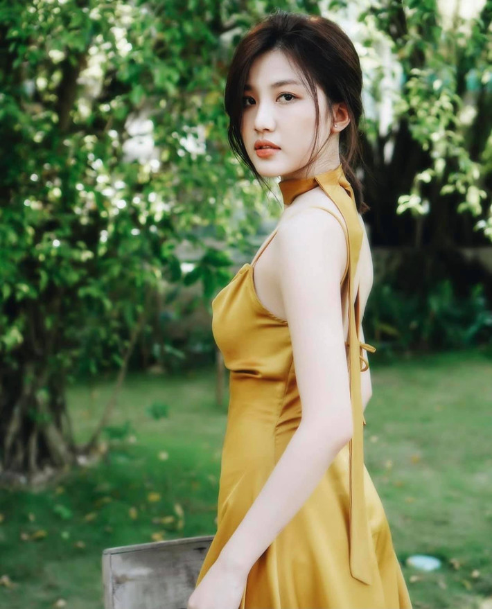 Nữ diễn viên khoe dáng gợi cảm trong chiếc váy sexy.