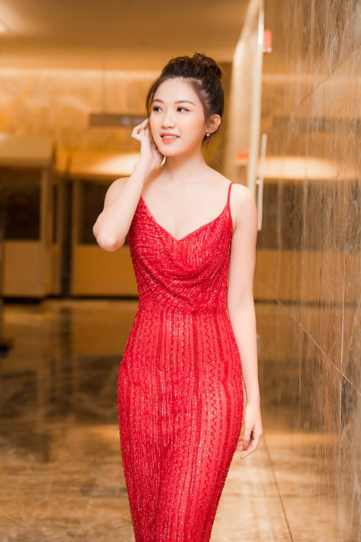 Cô chọn chiếc đầm quyến rũ trong buổi ra mắt phim 'Hoa hồng trên ngực trái'.