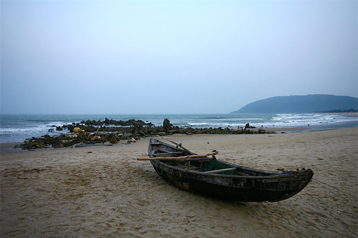 Con thuyền cô đơn cũng đang ngơi nghỉ trên bãi cát vắng.
