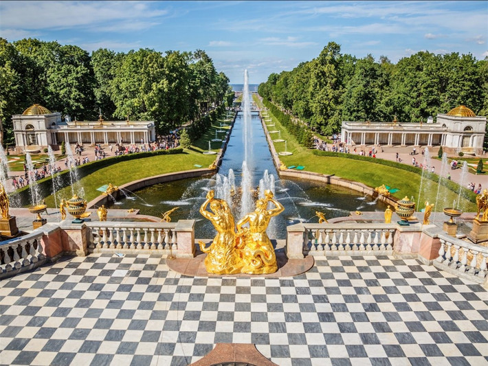 Hoàng hậu Elizabeth đưa các kiến trúc sư từng cải tạo Cung điện Catherine đến Grand Palace làm việc. Tòa nhà có 2 màu chủ đạo là vàng và trắng, được bao quanh bởi những đài phun nước tuyệt đẹp và những khu vườn.