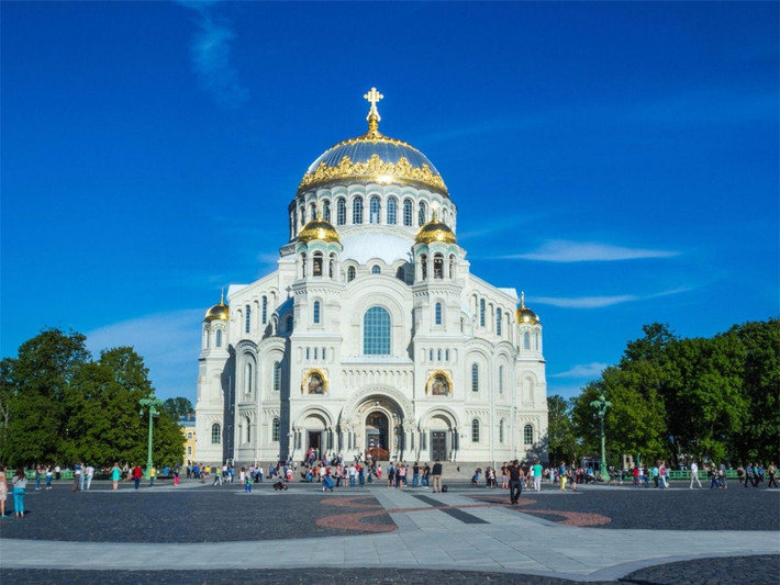 Một trong những nhà thờ hiện đại ở St. Petersburg là Nhà thờ Hải quân của Thánh Nicholas ở Kronstadt, được xây dựng vào năm 1913, cũng là năm kỷ niệm lần thứ 300 của triều đại Romanov.