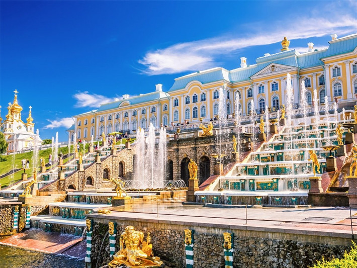 Cũng giống như Cung điện Catherine, Grand Palace ở Peterhof ban đầu thuộc sở hữu của Peter Đại đế. Tòa nhà bị bỏ hoang sau khi ông qua đời năm 1725, cho đến khi con gái ông - Nữ hoàng Elizabeth cho xây dựng lại năm 1740.