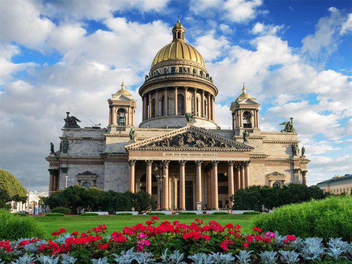 Mất 40 năm để hoàn thành, Nhà thờ St. Isaac là nhà thờ Chính tòa Chính thống giáo lớn nhất ở Saint Petersburg và nhà thờ lớn nhất ở Nga.