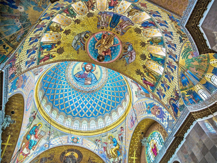 Nhà thờ là tòa nhà cao nhất ở Kronstadt, và cũng như nhiều nhà thờ khác ở St Petersburg, được trang trí với những bức tranh tường đầy màu sắc.