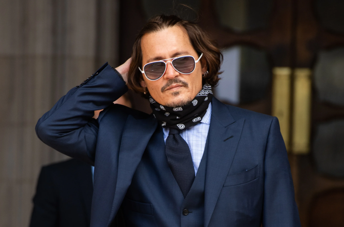 Johnny Depp nổi tiếng về lối sống xa hoa. Insider đưa tin nam diễn viên chi 2 triệu USD cho chi tiêu hàng tháng, bao gồm tiền bảo dưỡng 14 căn biệt thự, 45 chiếc ôtô hạng sang. Sao phim Cướp biển vùng Caribbean có máy bay riêng thuộc dòng Gulfstream GV, tốn 200.000 USD/tháng tiền bảo dưỡng. Ngoài ra, Depp còn chi 30.000 USD/tháng cho việc uống rượu.