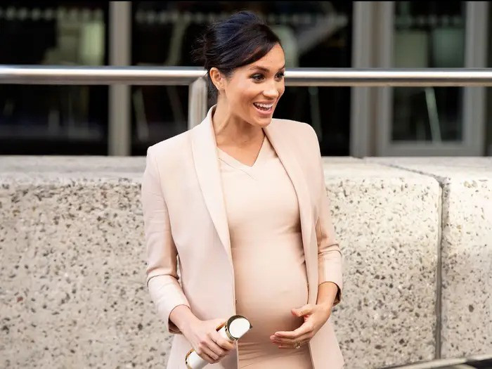 Theo Insider, Meghan Markle chi hơn 630.000 USD cho tủ quần áo bầu khi mang thai bé Archie. Bộ trang phục đắt nhất của nữ công tước xứ Sussex là váy Oscar de la Renta giá 13.200 USD.