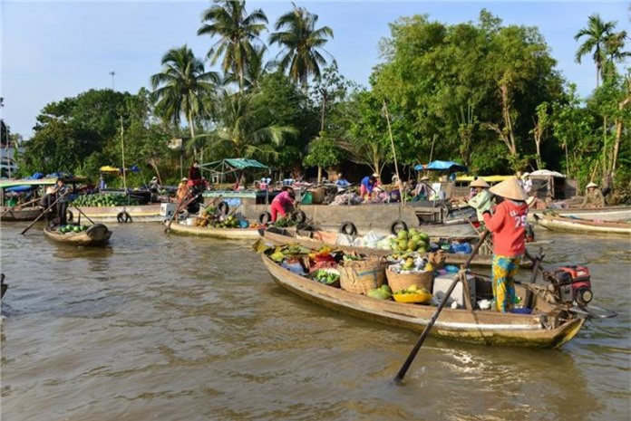 Cần Thơ, Việt Nam. Cần Thơ có mạng lưới kênh rạch và sông ngòi rộng lớn lên tới 719 dặm. Di chuyển trên tàu thuyền, du khách có thể đến các khu chợ nổi để mua đồ lưu niệm thủ công hoặc mua bất cứ thứ gì từ những chiếc thuyền xung quanh.
