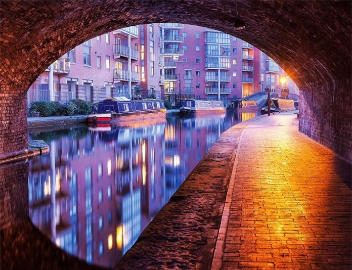Birmingham, Vương quốc Anh. Con kênh đầu tiên của thành phố được đào vào năm 1769 để kết nối với thị trấn Wednesbury. Thế kỷ 18, thành phố có tổng cộng 174 dặm kênh, trong đó hơn 100 dặm kênh dành cho tàu thuyền qua lại.