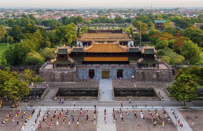 Đặt chân đến Huế, du khách như ngược thời gian trở về thế giới xa xưa, nơi nhà Nguyễn từng đóng đô trong suốt 143 năm. Huế bắt đầu trở thành kinh đô của các chúa Nguyễn từ thế kỷ XVI, gắn liền các câu chuyện thần bí. Biệt danh đất Thần Kinh của Huế bắt đầu xuất hiện từ thời nhà Nguyễn. Theo các nhà nghiên cứu văn hóa, Thần Kinh là từ ghép giữa “kinh đô” và “thần bí”. Do đó, đất Thần Kinh có nghĩa là “Kinh đô thần bí”. Ảnh: Lê Huy Hoàng Hải.
