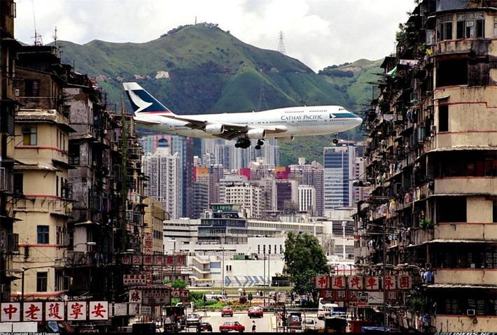Sân bay Kai Tak, Hồng Kông: Sân bay Kai Tak được nhiều phi công coi là sân bay nguy hiểm nhất hành tinh và do đó nó bị đóng cửa vào năm 1998.