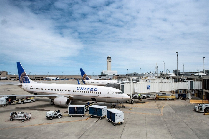 Cleveland Hopkins International, Mỹ: Sân bay này được biết đến là một trong những sân bay nguy hiểm nhất chỉ vì thực tế là có rất nhiều nhân viên làm việc thiếu trách nhiệm. Một trong những trường hợp được báo cáo là nhân viên làm việc tại trung tâm điều khiển hoạt động buổi đêm đã xem DVD trong khi việc của anh ta là điều khiển không lưu.