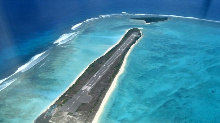 Sân bay Agatti, Lakshadweep, Ấn Độ: Sân bay Agatti là một dải đất, bao quanh là đại dương. Nếu máy bay lăn bánh quá dài có thể sẽ chìm trong biển nước sâu.