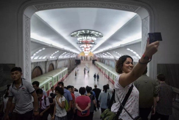 Một du khách chụp hình selfie khi ghé thăm một nhà ga ở Bình Nhưỡng.