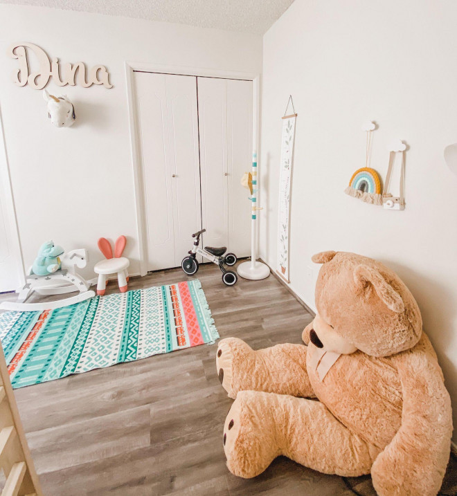 br/> Căn phòng được bày trí nhiều đồ vật xinh xắn và tạo khoảng trống làm không gian vui chơi cho bé.