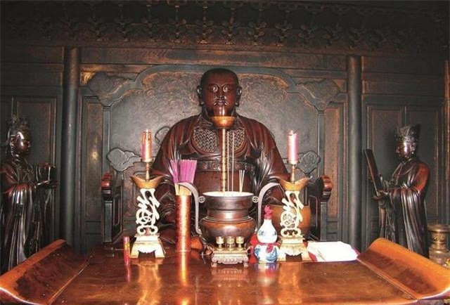 Tuy nhiên, dù dầu cá thu có thần kỳ đến mấy cũng không giữ được ngọn lửa trong 600 năm. Thực tế, trong chùa có những tu sĩ chịu trách nhiệm giữ ngọn lửa, họ thường xuyên châm thêm dầu và thay tim đèn để giữ ngọn lửa được lâu. Một số du khách cho biết, họ đã tận mắt chứng kiến điều này. Những khách du lịch biết sự thật đều cảm thấy như đã bị lừa. Nhưng đối với đạo sĩ, ánh đèn này cũng giống như tín ngưỡng, chỉ cần nó không bị tắt thì mọi thứ đều sẽ được bình an.