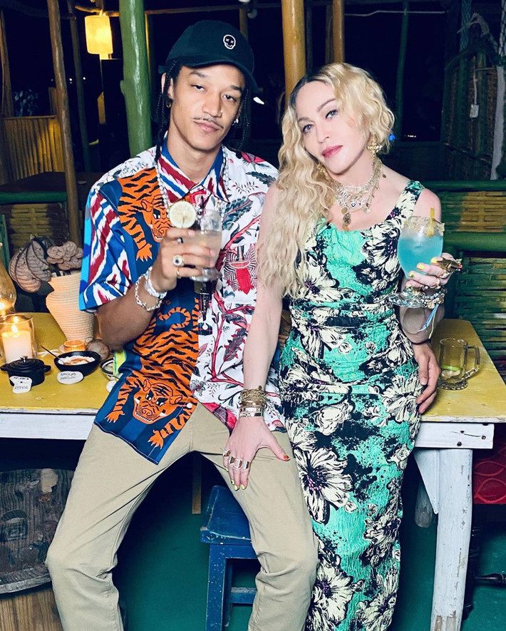 Madonna: "Nữ hoàng nhạc pop" không cho phép ai xuất hiện trong phòng thay đồ của bà. Sau mỗi show diễn, ê-kíp phải dọn dẹp tóc tai, da chết, nước bọt của nữ ca sĩ, tẩy trùng toàn bộ căn phòng nhằm không để lại dấu vết ADN nào trong căn phòng. Chưa hết, khi đi tour, bà đã yêu cầu phải có một nhà vệ sinh riêng và phá bỏ nó khi tour diễn kết thúc. Ảnh: HK01 .