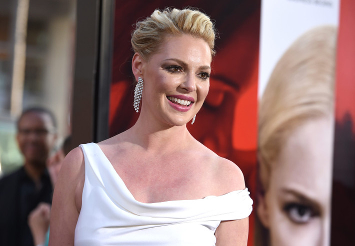 Katherine Heigl: Được gọi là "America's Sweetheart" (cục cưng nước Mỹ) sau Knocked Up, diễn viên sinh năm 1978 đã bị Hollywood xa lánh vì bệnh ngôi sao, luôn cư xử như một diva chính hiệu. Cô khiến các đoàn phim ngao ngán khi liên tục phản đối kịch bản, công khai chỉ trích tác phẩm mình tham gia, hoặc phàn nàn về điều kiện làm việc. Thành viên của ê-kíp phim 27 Dresses từng tố minh tinh sống như bà chúa và muốn được ở trong phòng tổng thống tại khách sạn The Bristol. Ảnh: The Blast.