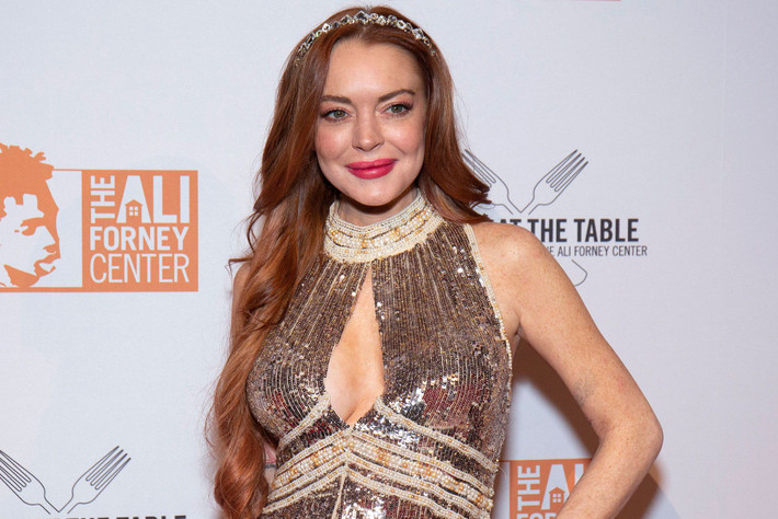 Lindsay Lohan: Sự nghiệp tuột dốc không phanh một phần cũng bởi thói ngông cuồng, không xem ai ra gì của cựu ngôi sao Disney. Ngoài việc thường xuyên đến muộn, ăn nói khó nghe với các thành viên ê-kíp phim Liz & Dick, cô còn đòi hỏi phải ở phòng khách sạn xa xỉ, ăn uống toàn bào ngư vi cá và sử dụng những dịch vụ đẳng cấp nhất. Ảnh: The Sun.