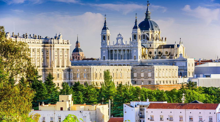 Cung điện Royal ở Madrid được xây trên nền của một pháo đài có từ thế kỷ thứ 9, dưới thời vương quốc Toledo. Mãi tới năm 1764, cung điện này mới được xây dựng thành nơi ở của Hoàng gia Tây Ban Nha. Với diện tích 134.000 m2, cung điện có 3.000 phòng, hơn 70 bậc thang được thiết kế bởi Sabatini, 240 ban công và 44 cầu thang. Ngày nay, cung điện Royal là nơi được Hoàng gia Tây Ban Nha chọn làm nơi tổ chức các nghi lễ.