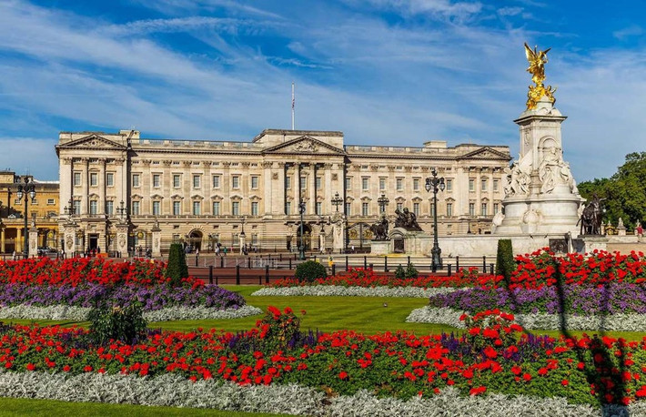 Cung điện Buckingham ở Westminster, London, Anh, hiện là nơi ở của hoàng gia Anh (77.000 m2). Theo BBC, cung điện Buckingham ban đầu được gọi là Nhà Buckingham, xây dựng năm 1703 cho Công tước Buckingham. Năm 1761, vua George III mua lại tòa nhà này làm chỗ ở cho nữ hoàng Charlotte. Nó được mở rộng vào thế kỷ 19, trở thành nơi ở chính thức của Quốc vương Anh năm 1837 khi nữ hoàng Victoria lên nắm quyền. Ngày nay, cung điện này hiện có 775 phòng, diện tích 77.000 m2, với 19 phòng khách, 52 phòng ngủ dành cho khách và các thành viên trong hoàng gia, 78 phòng tắm, 188 phòng dành cho nhân viên của cung điện, 92 phòng làm việc.