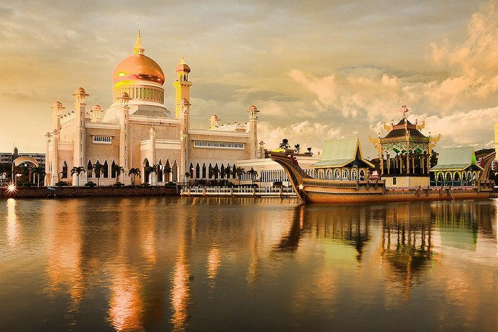 Theo sách Đông Nam Á các di tích lịch sử, danh thắng và công trình tiêu biểu, Brunei là quốc gia Đông Nam Á hiện sở hữu cung điện dát vàng lớn nhất thế giới. Cung điện này có tên Istana Nurul Iman, diện tích lên tới 200.000 m2, gồm 1.788 phòng, được thắp sáng bởi 564 đèn treo nhiều ngọn và 51.000 ngọn đèn, 44 cầu thang bộ, 18 cầu thang máy, 5 hồ bơi đầy đủ tiện nghi, chuồng nuôi hàng trăm con ngựa, gara đỗ được hàng trăm xe, phòng khách có thể tiếp cùng lúc 4.000 người.