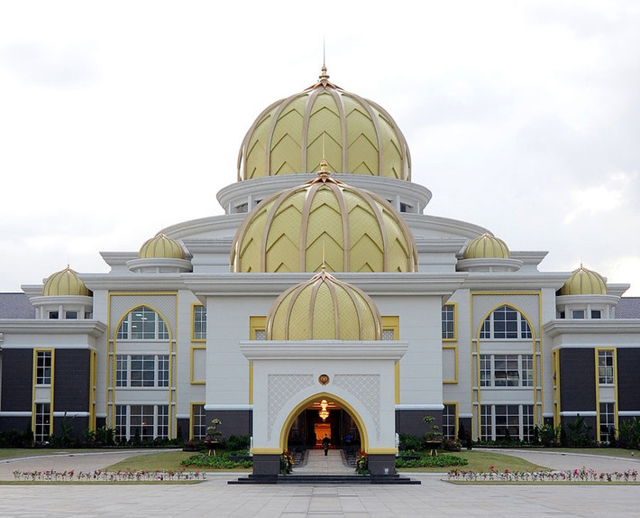 Cung điện Hoàng gia Malaysia Istana Negara là nơi ở chính thức của quốc vương Malaysia. Được xây dựng từ năm 2007, mở cửa năm 2011 với lối kiến trúc kết hợp giữa Hồi giáo và Mã Lai, cung điện này gồm các phân khu dành cho hoàng gia, các nghi lễ và khu quản lý, cùng một số tiện ích như sân golf, hồ nước, bể bơi, sân cầu lông và quần vợt trong nhà. Có diện tích lên tới 9.000 m2, Istana Negara hiện là một trong những cung điện xa hoa, lộng lẫy nhất trên thế giới.