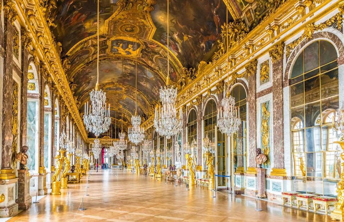 Versailles (diện tích 67.000 m2) là một trong những cung điện nổi tiếng ở nước Pháp. Đây chính là nơi ở của các đời vua Pháp như: Louis XIII, Louis XIV, Louis XV và Louis XVI. Nằm ở phía Tây của Paris tại thành phố cùng tên, cung điện Versailles là biểu tượng quyền lực tối thượng của các triều đại phong kiến Pháp. Ngày nay, cung điện có khoảng 5.000 món đồ nội thất cổ và 6.000 bức tranh vô giá đang được lưu giữ tại đây.
