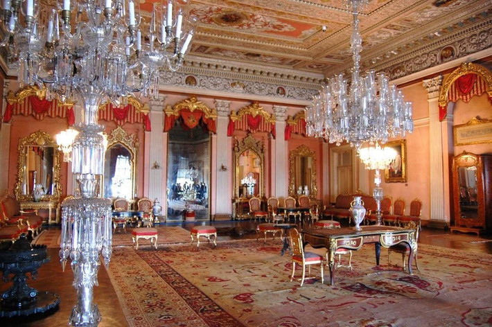 Cung điện Dolmabahçe nằm ở thành phố Istanbul, Thổ Nhĩ Kỳ, từng là trung tâm hành chính của Đế chế Ottoman giai đoạn 1856-1922. Với chi phí xây dựng lên tới 5 triệu tiền vàng Ottoman (tương đương 35 tấn vàng), cung điện Dolmabahçe có diện tích 45.000m2, 285 phòng, 46 hội trường, 6 phòng tắm và 68 nhà vệ sinh. Ngoài 14 tấn vàng lá đã được sử dụng để dán trần, cung điện Dolmabahçe còn là nơi có bộ sưu tập nhiều đèn chùm. Vào năm 2020, Viện Kỷ lục Châu Á (ASRI) đã đề cử cung điện Dolmabahçe là nơi có đèn chùm pha lê Bohemia lớn nhất thế giới. Ảnh: Worldkings.org.